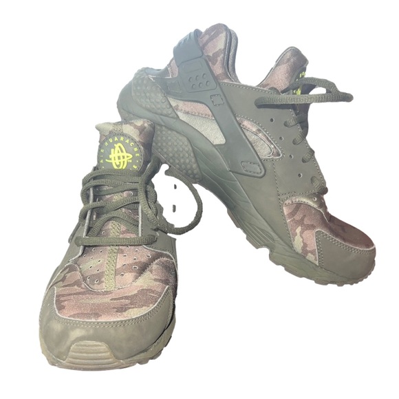 Air Huarache by Nike Green Camo, Size 9 - Picture 4 of 8
